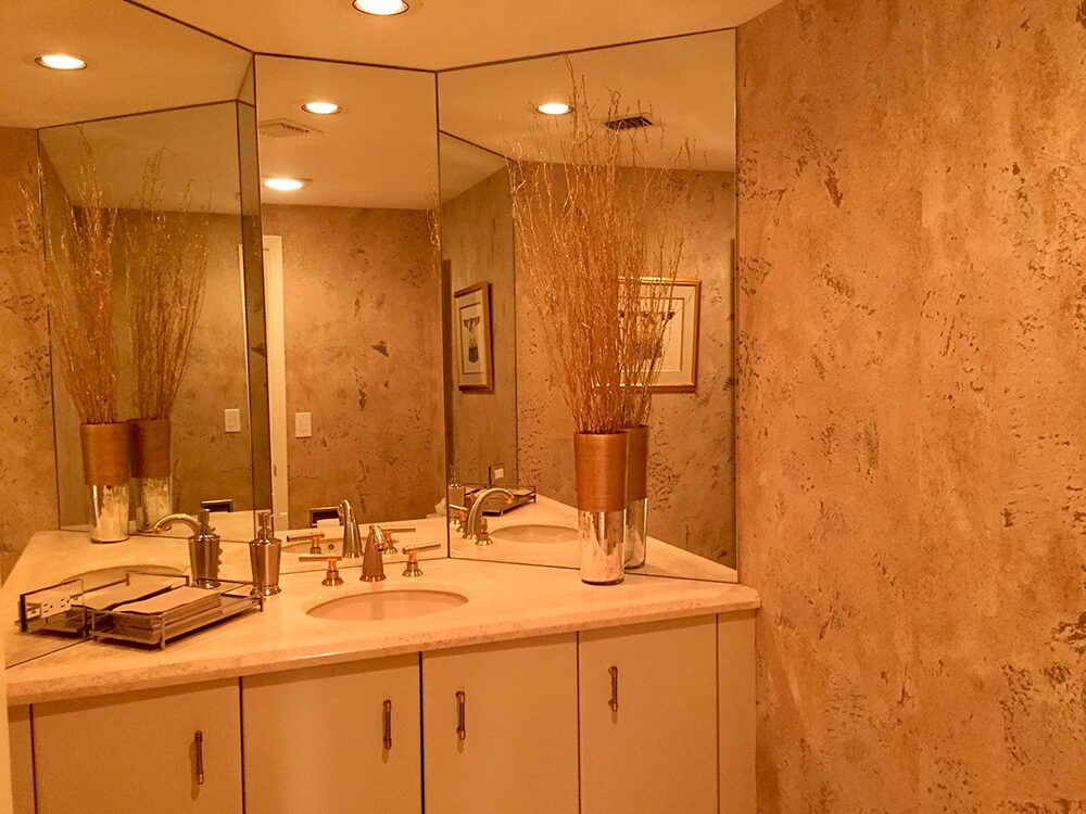 Washroom mirror furnished