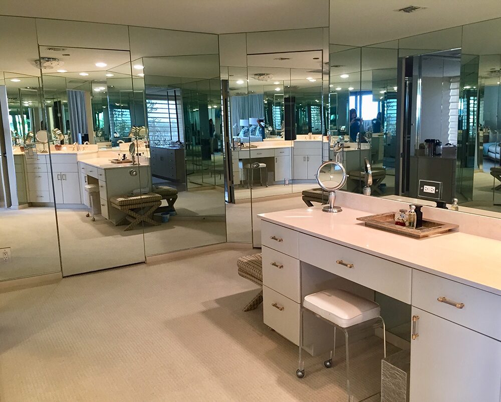 Washroom mirror furnished